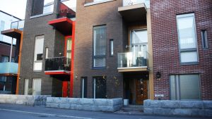 Hiidensalmi kan få ett så kallat townhouse. Så här ser ett townhouse ut som är beläget i Fiskehamnen i Helsingfors. Radhus av typen townhouse i Fiskehamnen i Helsingfors.