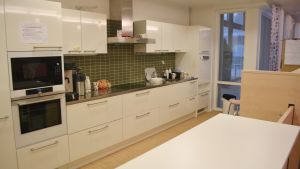 Här vid utdelningsköket delas dagens måltider ut. Serveringsköket på Majbergets servicehus.