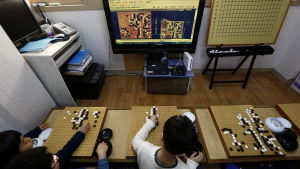 Sydkoreanska elever tittar på den historiska matchen mellan datorn Alphago och en av världens bästa Go-spelare Lee Se-dol. Sydkoreanska elever tittar på den historiska matchen mellan datoren Alphago och en av världens bästa Go-spelare Lee Se-Dol.