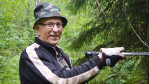 Rolf Juselius pekar ut Hulubergsgrottan för reportern. Rolf Juselius pekar ut Hulubergsgrottan.