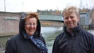 Ulla Andersson och Benjamin Donner. Ulla Andersson med huvan uppe bredvid Benjamin Donner.