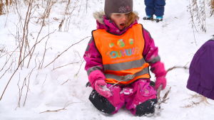 På tisdag gick det inte att göra snöbollar, till Tarus besvikelse. Femåriga Taru Kantola leker i snön.
