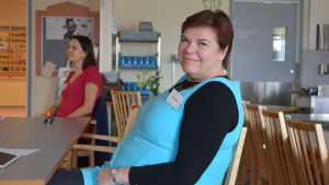 Mia Suominen väntar på kvällen. Mia Suominen, viceordförande för valdistriktet vid servicehuset Elsie i Sibbo