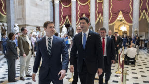 Representanthusets republikanske talman Paul Ryan (längst fram t.h.) efter att förslaget till ny sjukvårdslag godkändes i representanthuset på torsdagen. Paul Ryan gläds åt segern i representanthuset.