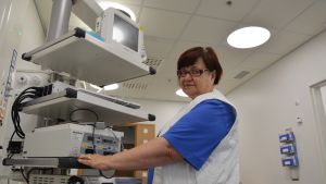 Ann-Katrin Store med ny bronkoskopiutrustning. Avdelningsskötare Ann-Katrin Store med den nya bronkoskopiutrustningen.