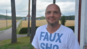 Tom Kvarnström rekommenderar att man spenderar mycket tid i skyttehallen om man vill bli en bra sjöfågeljägare. Tom Kvarnström med sädesfält i bakgrunden.