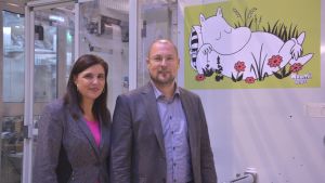 Försäljningschef Katarina Hanell och vd Oskari Nuortie i Ekenäsfabriken. Marknadschef Katarina Hanell och vd Oskari Nuortie i Delipaps fabrik i Ekenäs.