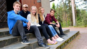 Emil Eklund, Luna Hoviniemi, Wilma Englund och Jim Sevelius tillsammans med Freddi Wilén. Skriftskolelever och präst.
