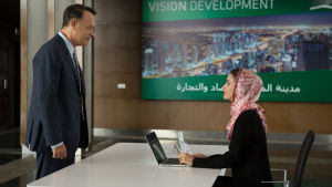 Inte ens receptionisten (Amira El Sayed) lyssnar på Alan (Tom Hanks). Tom Hanks i A Hologram for the King