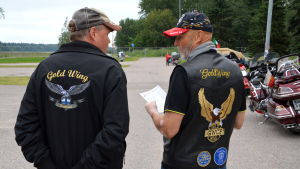 Som motorcykelentusiast får man ständigt nya bekanta. Medlemmar i Gold Wing Finland.