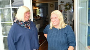 Viveca Ekholm (t.v.) var fostermamma åt Anastasia Mansner. I dag jobbar närvårdaren Mansner på fosterhemmet. två kvinnor i blå skjortor