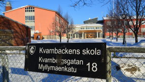 Två personer från personalen i Kvarnbackens skola i Borgå kommer att omplaceras i andra svenska skolor från och med årsskiftet. En del lärare och elever har upplevt symptom av att vistas i skolbyggnaden. En undersökning av inneluften startar i januari. Skylt framför Kvarnbackens skola