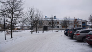 Linnajoen koulu är centralt belägen mitt i centrum av Borgå. linnanjoen koulu