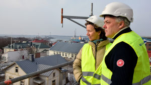 Elina Seikku och Jan-Erik Chydenius blickar ut över Hangö från en byggställning vid Mau-Mau. Elina Seikku och Jan-Erik Chydenius står och blickar ut över Hangö.
