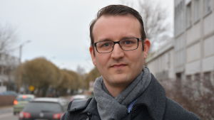 Nils-Johan Englund säger att SDP har fler kandidater i Närpes och Korsnäs än i förra valet för fyra år sen. Nils-Johan Englund utanför Yle i Vasa.