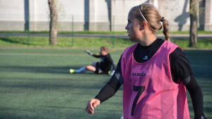 Ölings kontrakt med TPS tillåter en flytt utomlands redan under denna säsong, men det känns inte sannolikt i dagsläget, säger 22-åringen. Ria Öling, TPS träningar, våren 2017.
