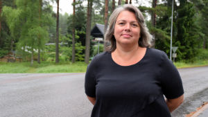 Maria Berg har tagit initiativ till diskussionen i Tenala. Maria Berg, fotograferad i en asfalterad korsning i Tenala.