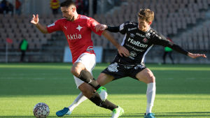 Xhevdet Gela spelade för Helsingfors IFK bland annat säsongen 2017. Xhevdet Gela kämpar med Marko Simonovski.