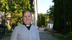 Kira Ertman, kyrkoherde vid Esbo svenska församling, stöder vigsel av regnbågspar. Kira Ertman