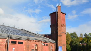 Den som köper lokstallen bör känna till hur värdefulla de är, sägs det i utåtanden från myndigheter. Lokstallen vid Karis järnvägsstation.