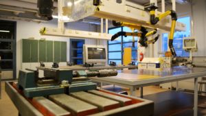 Metallslöjdsalen kommer till användning. Metallverkstaden i Taitopaikka, Lappträsk.