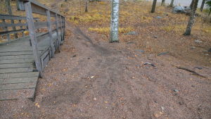 Mopedisterna kör gärna upp till gamla skolgården här Mopedspår i Tolkis