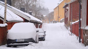 Bilar, tak och gator täcktes av snö. Bilar och hus täckta av snö på Mellangatan i Borgå.