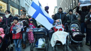 Enligt lagförslaget måste demonstrationer meddelas tre dygn i förväg till polisen, vilket Marko Heikkilä på Polisstyrelsen välkomnar. Han konstaterar att den nuvarande sextimmarsgränsen är otillräcklig. Asylsökande demonstrerade mot Finlands flyktingpolitik i Helsingfors den 3 december 2016.