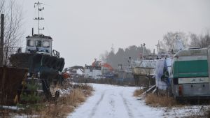 Det finns ett stort antal båtar och andra fordon på området. Skrot, eller...? Skallholmen i Tolkis i Borgå