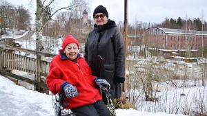 Tyyne Sahlin och Päivi Bärlund träffade varandra via Lovisas kampanj. Tyyne Sahlin och Päivi Bärlund vid forsen i Forsby å.