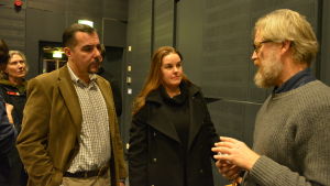 Nikolaos Kapsokefalos, Simone Sundqvist och Kalle Viljanen. Brändöborna Nikolaos Kapsokefalos och Simone Sundqvist diskuterar med arkitekt Kalle Viljanen.