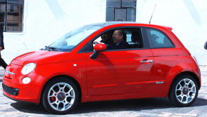 Mexikos tidigare president Felipe Calderon kör en Fiat 500 som är tillverkad på Chryslers fabrik i Mexiko. Mexikos tidigare pres Felipe Calderon kör en Fiat 500 som tillverkats på Chryslers fabrik i Mexiko