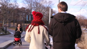Bland annat barnfamiljer drabbas av förändringarna i budgeten. promenad vid tölöviken
