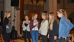 Luciaföljet får sångråd av Inka-Maria Pulkkinen under genrepet. Ingrid Holm med sina tärnor och musikläraren Inka-Maria Pulkkinen, Åbo domkyrka, 10.12.2014