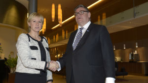 Utrikesministrarna Soini och Wallström i Sverige i juni 2015 Soini och Wallström i Sverige