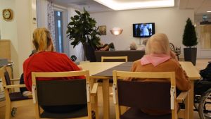 Tv:n står på i sällskapsrummet på Villa Saara. Åldringar vis Majbergets servicehus.