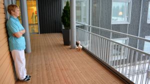 Ea Karlsson beundrar den stora balkongen som man kan ta ut klienterna på då det blir varmare. Från en del rum kan man se vatten. Närvårdare Ea Karlsson på Majbergets balkong.