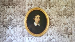 Ett porträtt av Ollas tidigare ägar samt tapeten från 1836. Ett porträtt av Ollas tidigare ägar samt tapeten från 1836.