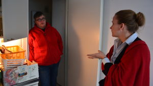 Annica Lindroos och Sini-Tuulia Numminen när de förberedde för flyktingarna som anlände förra året. Två kvinnor talar med varandra.