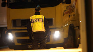 Svensk polis kollar fordon som anländer till hamnen i Trelleborg, efter att Svenska regeringen infört tillfälliga id- och gränskontrioller.