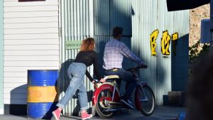 Plåtbaracker med graffiti hade lagts upp för att föreställa den industriella byhålan Bomont. Premiären på raseborgs sommarteater 29 juni.