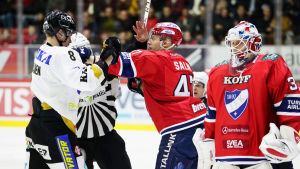 Kärpäts Saku Mäenalanen skuffas av HIFK:s Juuso Salmi. IFK-målvakten Kevin Lankinen.tar det lugnt vid sidan om.