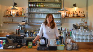 Linda Hellström-Pasanen i restaurang Scola som finns i den gamla skolbyggnaden i Barösund. Linda Hellström-Pasanen bakom restaurang Scolas disk.