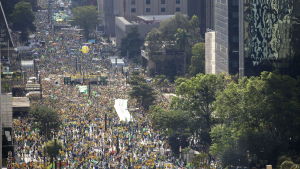 Demonstranter på Paulista Avenue i São Paulo. Demonstranter i Brasilien kräver president Dilma Rousseffs avgång.