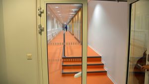 Interiör i nyrenoverade Lyceiparkens skola i Borgå. korridor i lyceiparkens skola i borgå