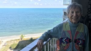 Joan Gill Blank säger att när man bor nära havet börjar man också följa med havets förändringar. Joan Gill Blank har en fantastisk utsikt över havet från sin lägenhet på tionde våningen vid stranden i Key Biscayne.