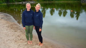 Victoria Gran (till vänster) och ansvarig simlärare Julia Lövdahl. simlärarna julia lövdahl och victoria gran står vid simgropen i Toby