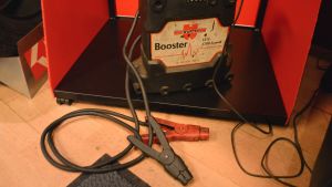 Ibland kan det räcka med att liva upp ett gammalt bilbatteri med hjälp av en el-"boost". laddningsaggregat för ackumulatorer