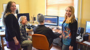 Tiina Saario, Petteri Saario, Antti Saario och Sari Orkomies jobbar med den nya produktionen. Tiina Saario, Petteri Saario, Antti Saario och Sari Orkomies på produktionsbolaget DocArt.