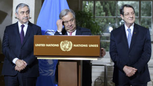 Turkcyprioternas ledare Mustafa Akinci, FN:s generalsekreterare Antonio Guterres och den grekcypriotiske presidenten Nicos Anastasiades. Turkcyprioternas ledare Mustafa Akinci, FN:s generalsekreterare Antonio Guterres och den grekcypriotiske presidenten Nicos Anastasiades